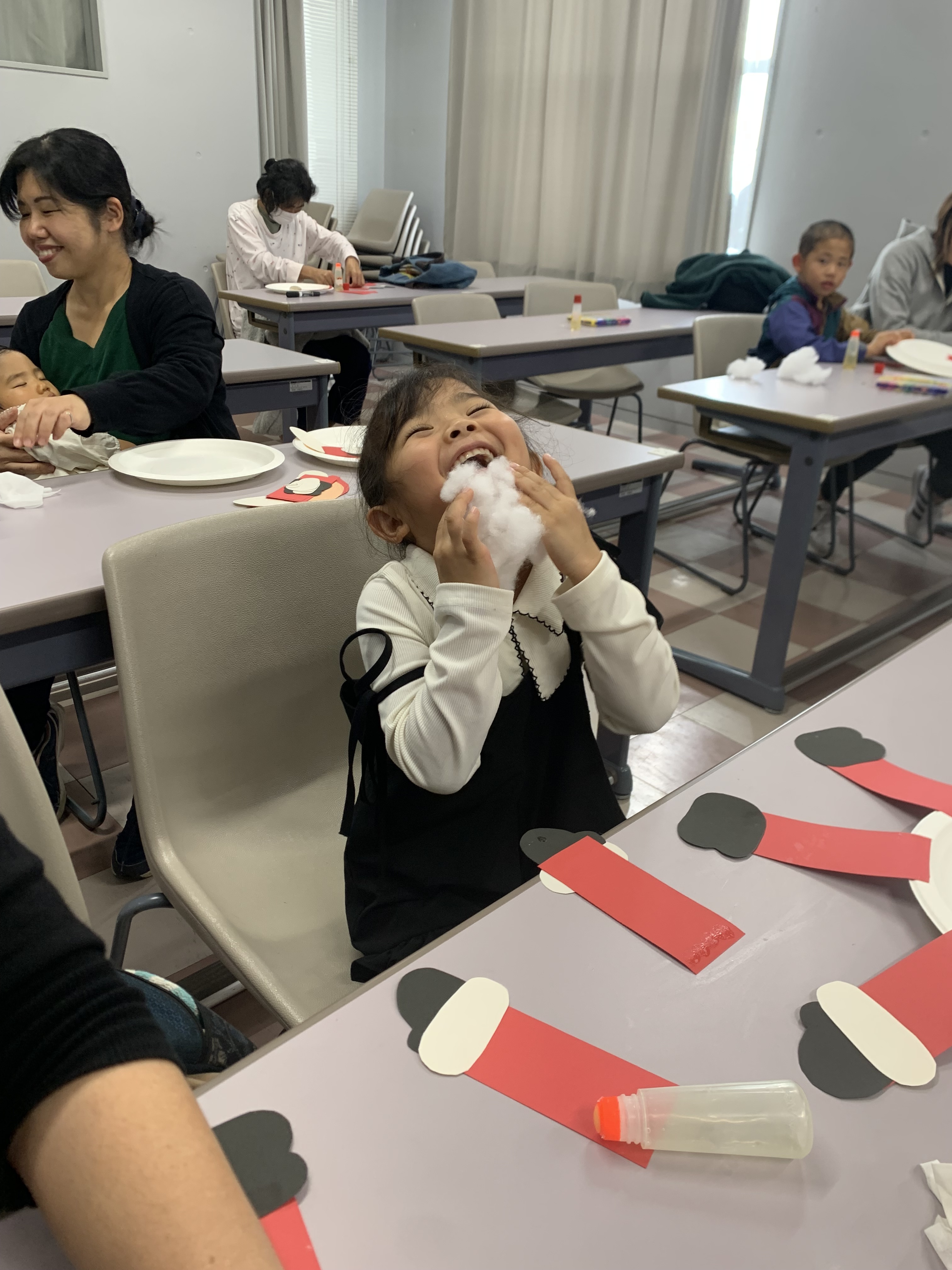 工作を楽しんでいるこども