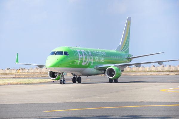 鮮やかなグリーンの機体のFDAチャーター機