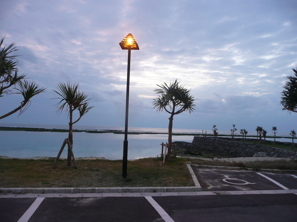 ナトリウム灯に換えられた与名間海浜公園の外灯の写真