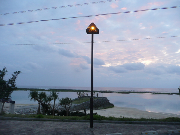 ナトリウム灯に換えられた与名間海浜公園の外灯の写真