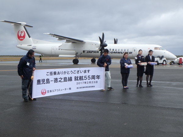 飛行機の前で記念撮影