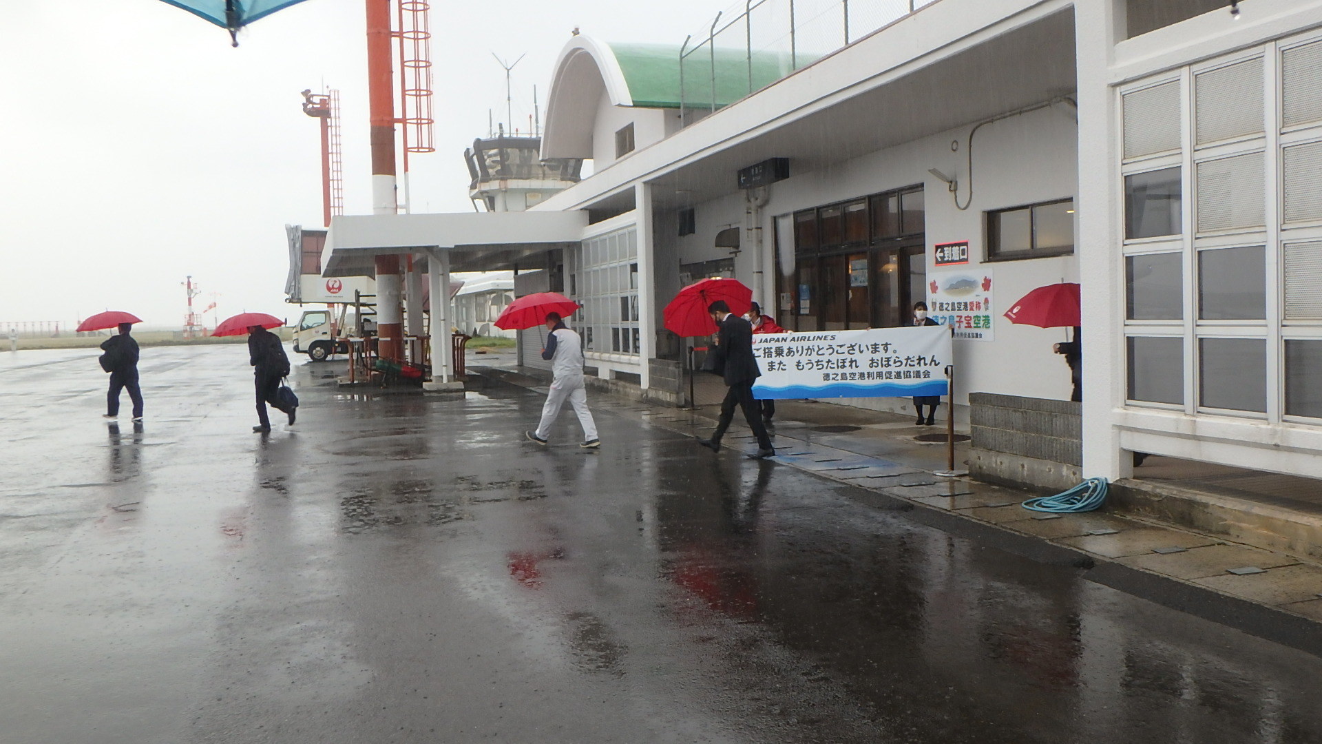 徳之島子宝空港でお客様お見送り用横断幕のお披露目 天城町